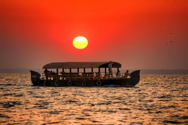 Alleppey sunset cruise – 4-Day Kerala Tour –Kochi to Munnar -Alleppey – by-Vinu-Holidays