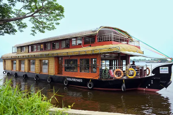 4 bed-rooms Houseboat in Alleppey for 9D/8N Kerala Package: Kochi to Athirappilly – Munnar – Thekkady – Alleppey – Kovalam